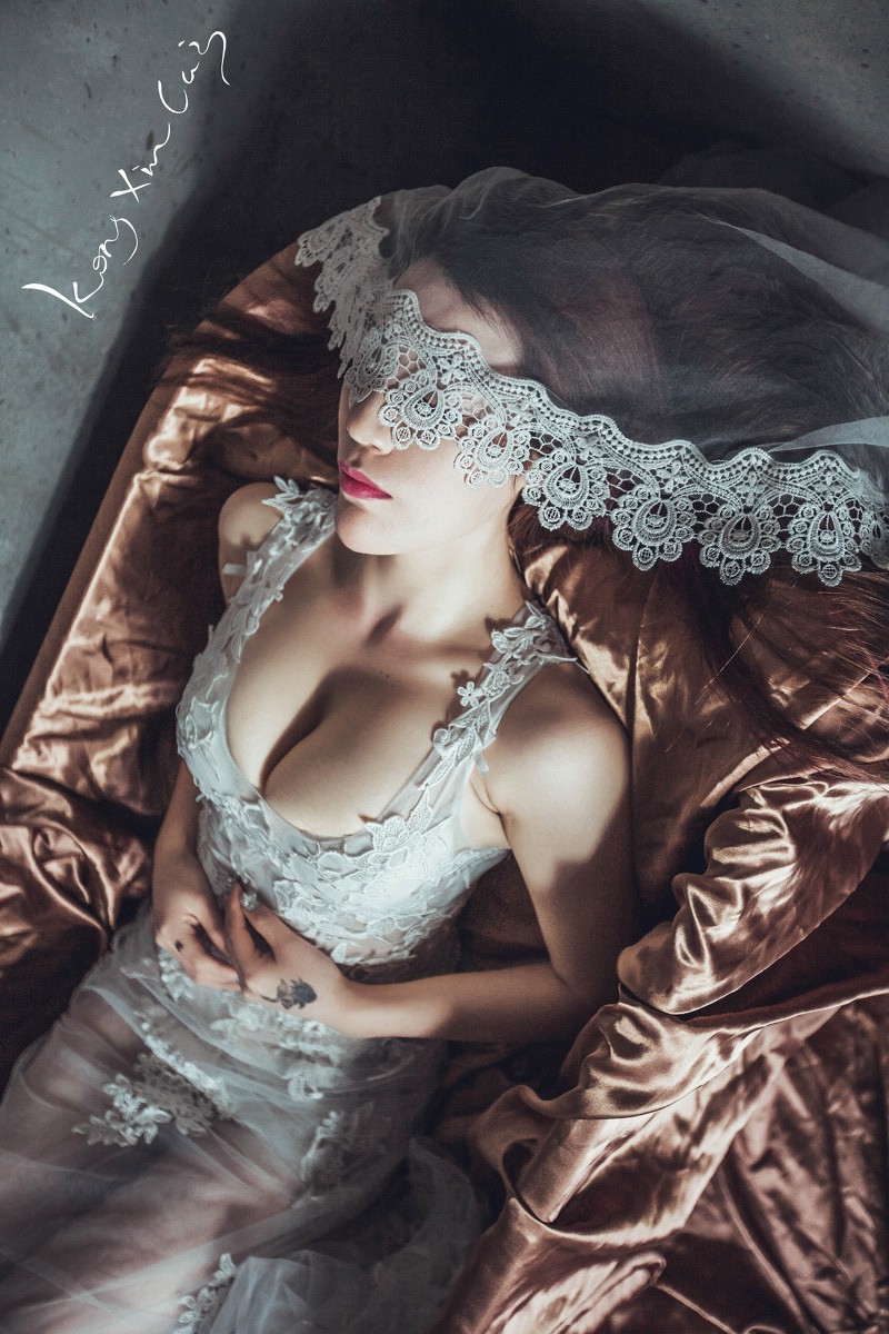 大胸薄纱裙美女深V秀乳沟