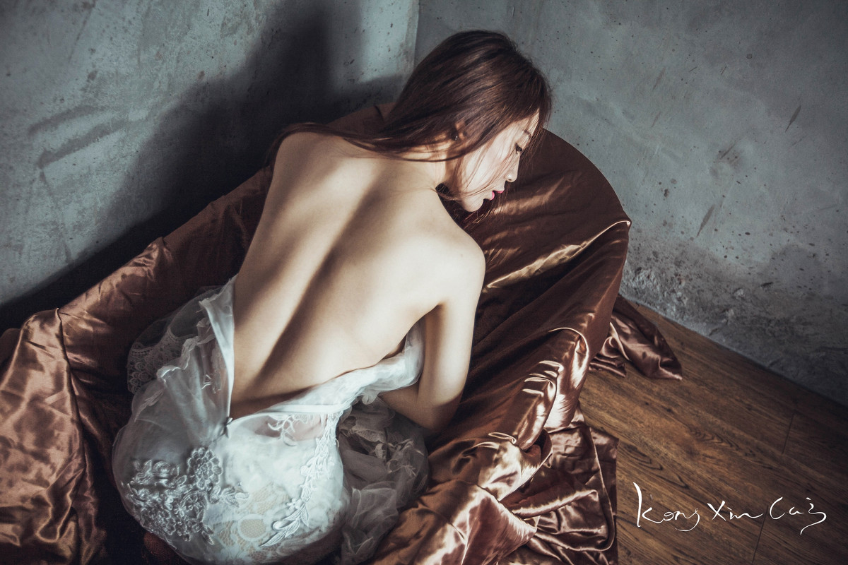 大胸薄纱裙美女深V秀乳沟