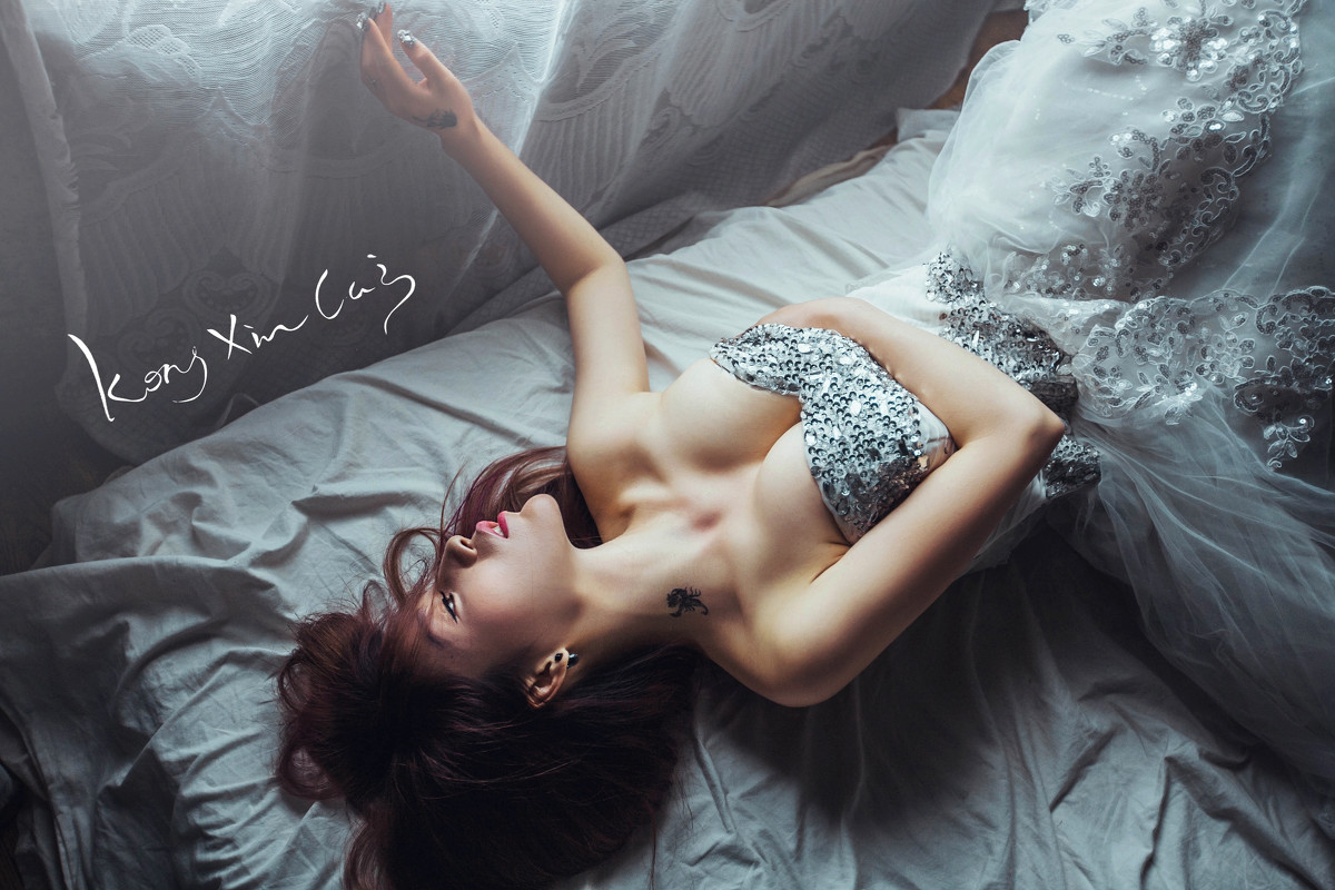 大胸薄纱裙美女深V秀乳沟