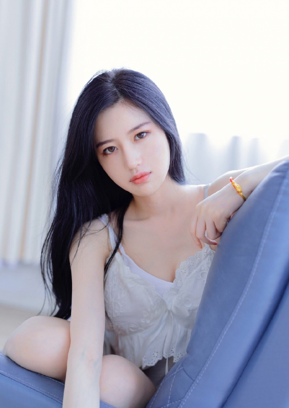 av40岁以上美熟妇冯雯吊带睡裙美女私密部位自拍高清图片