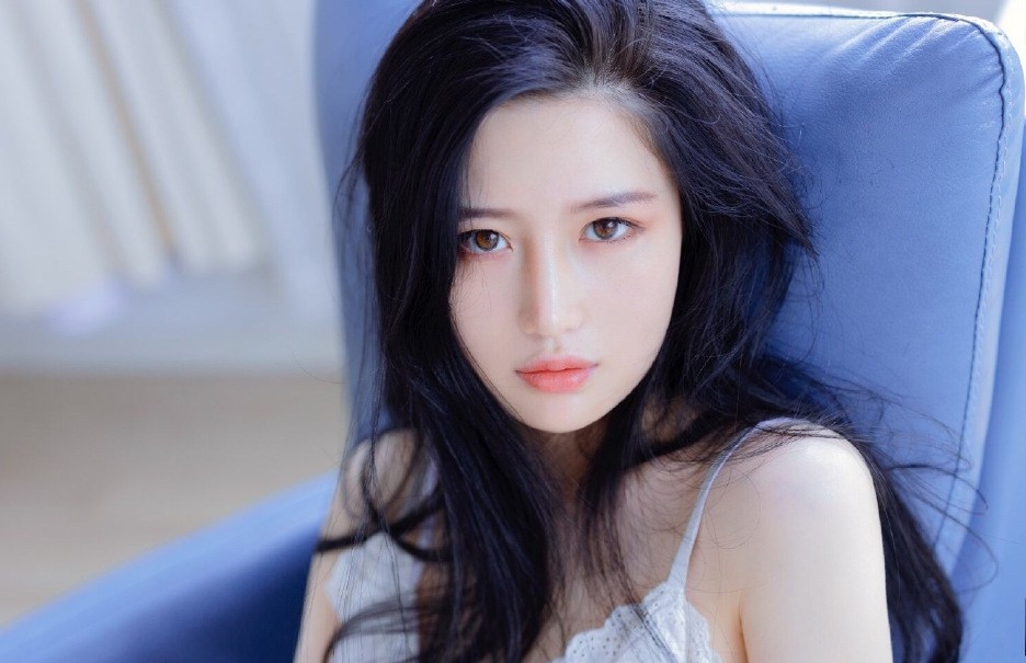 av40岁以上美熟妇冯雯吊带睡裙美女私密部位自拍高清图片