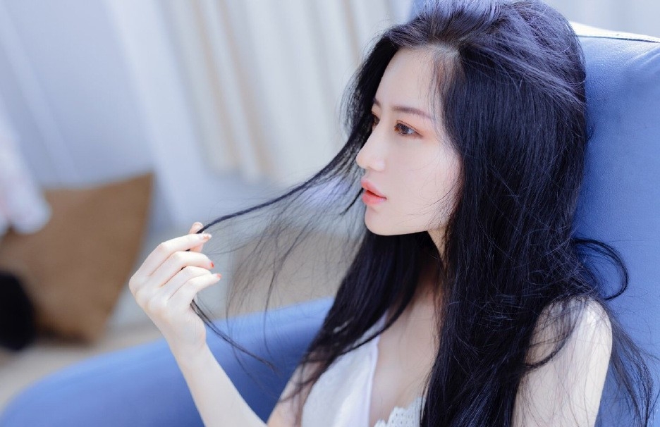 av40岁以上美熟妇冯雯吊带睡裙美女私密部位自拍高清图片