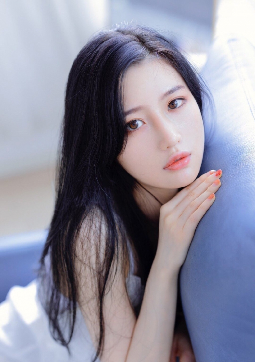 av40岁以上美熟妇冯雯吊带睡裙美女私密部位自拍高清图片