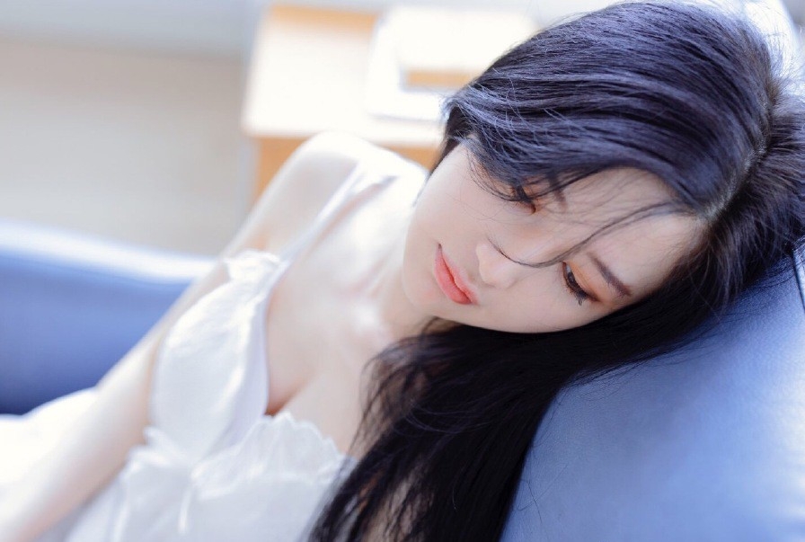 av40岁以上美熟妇冯雯吊带睡裙美女私密部位自拍高清图片