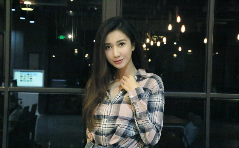 杨凯迪高清写真 尽显简约气质