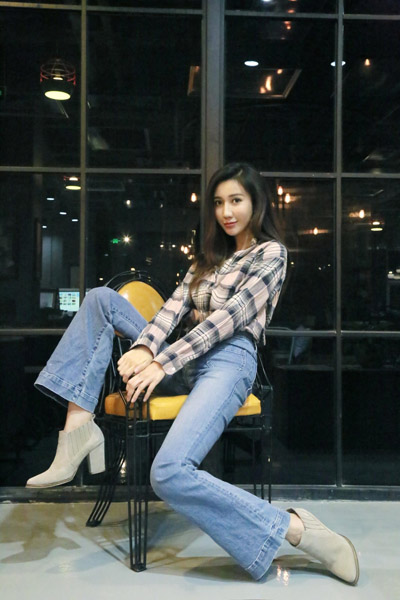 杨凯迪高清写真 尽显简约气质