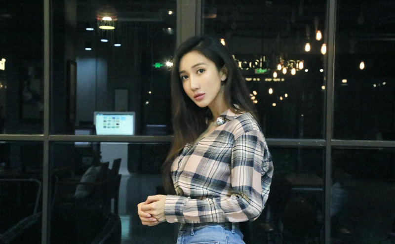 杨凯迪高清写真 尽显简约气质