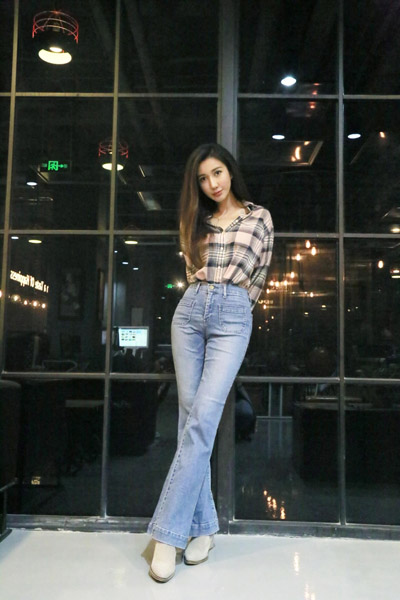 杨凯迪高清写真 尽显简约气质