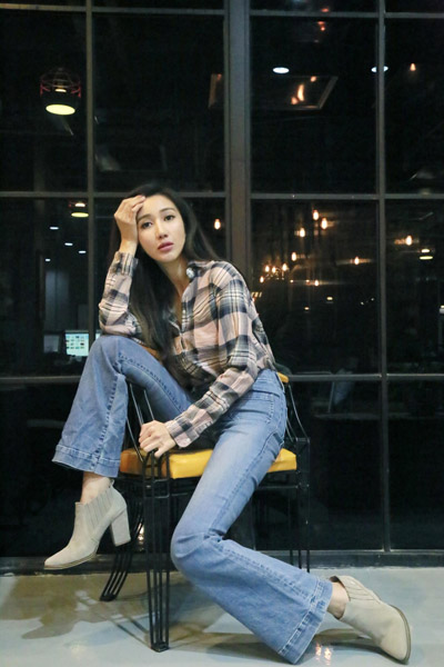 杨凯迪高清写真 尽显简约气质