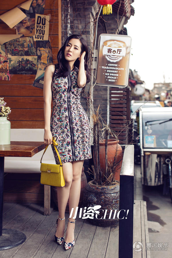 曾黎北京街头写真 百变着装清秀迷人