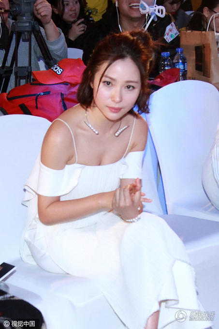 江一燕短发出席活动 露肩一字领白裙清新性感