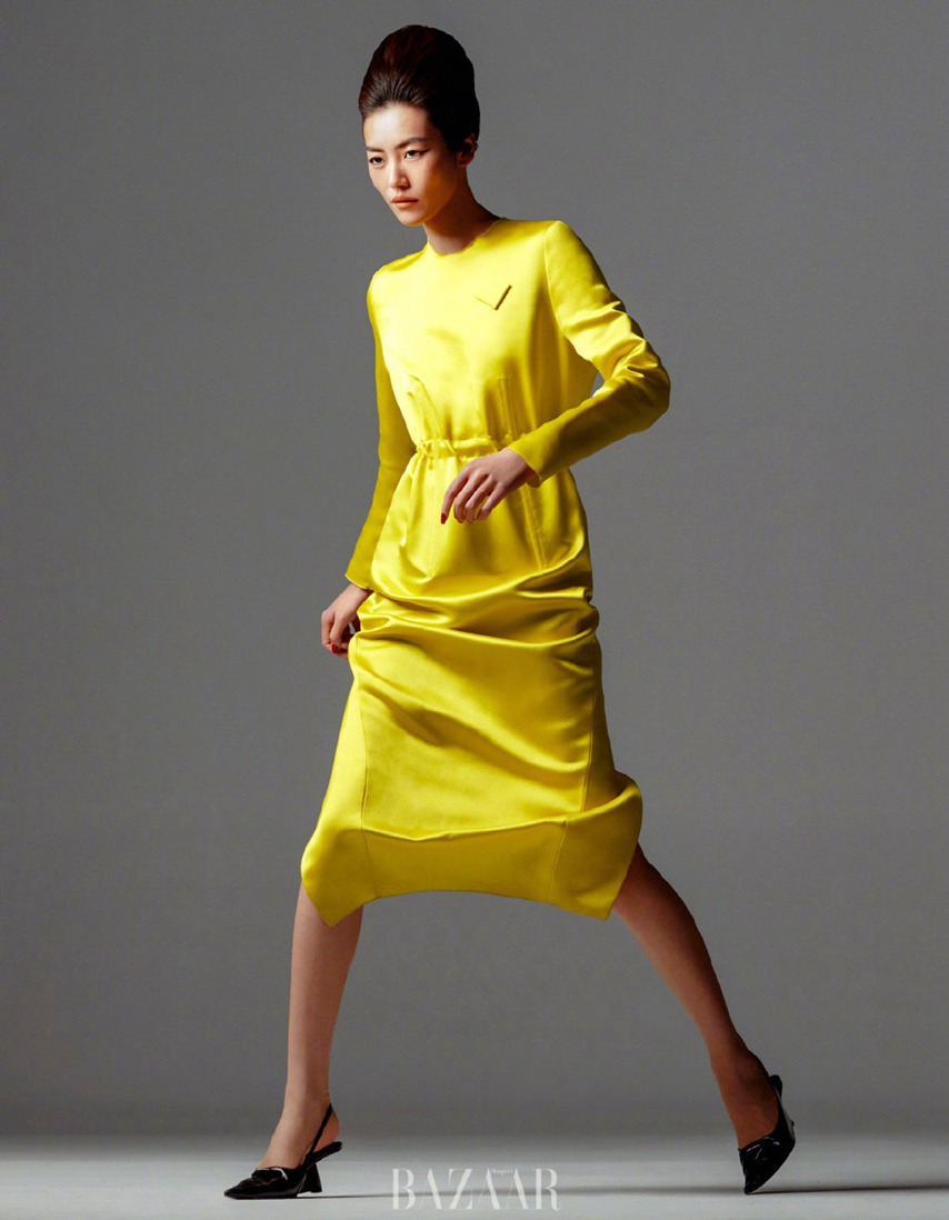 刘雯slay演绎芭莎T台秀回溯经典时髦风格