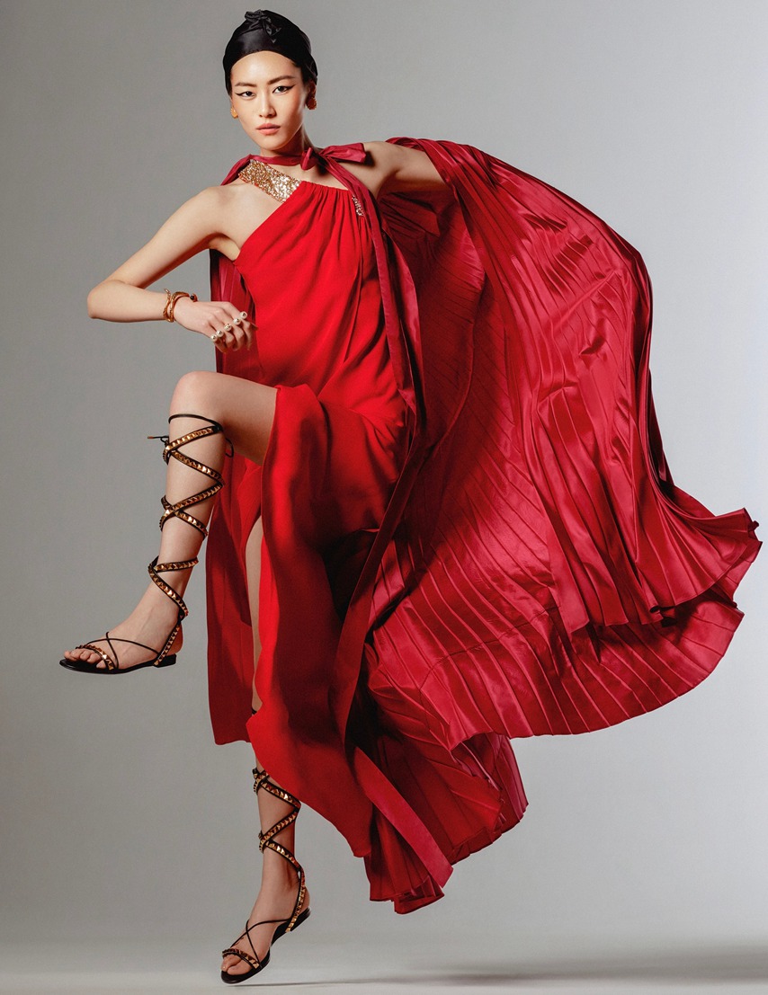 刘雯slay演绎芭莎T台秀回溯经典时髦风格