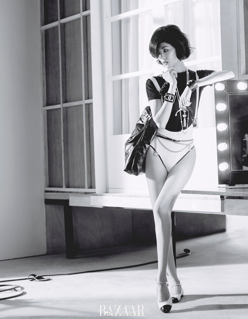 刘雯slay演绎芭莎T台秀回溯经典时髦风格