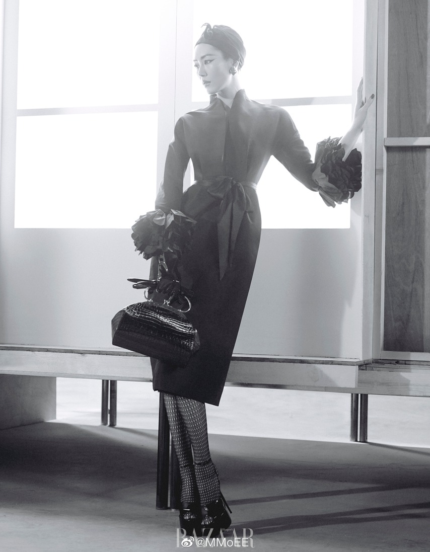 刘雯slay演绎芭莎T台秀回溯经典时髦风格