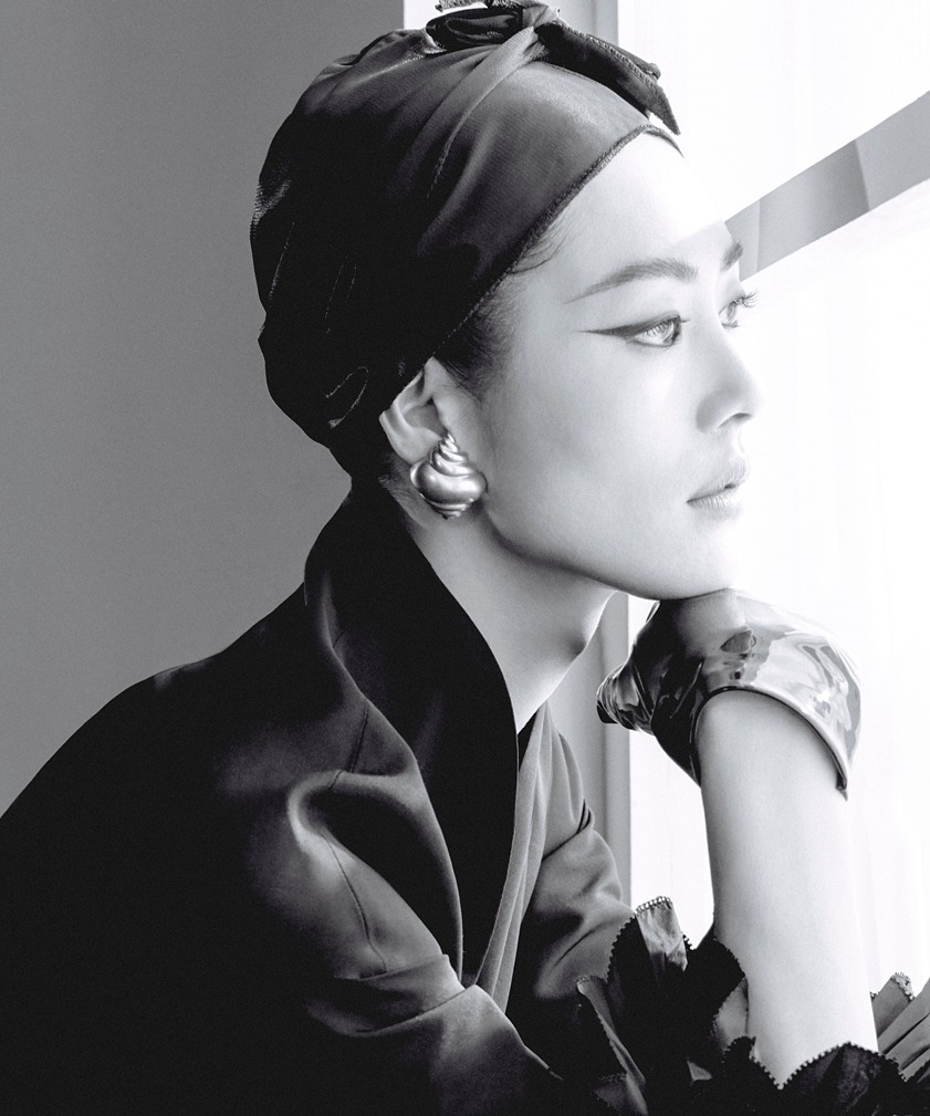 刘雯slay演绎芭莎T台秀回溯经典时髦风格