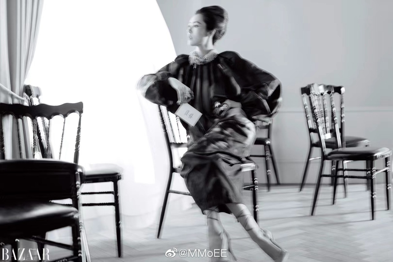 刘雯slay演绎芭莎T台秀回溯经典时髦风格