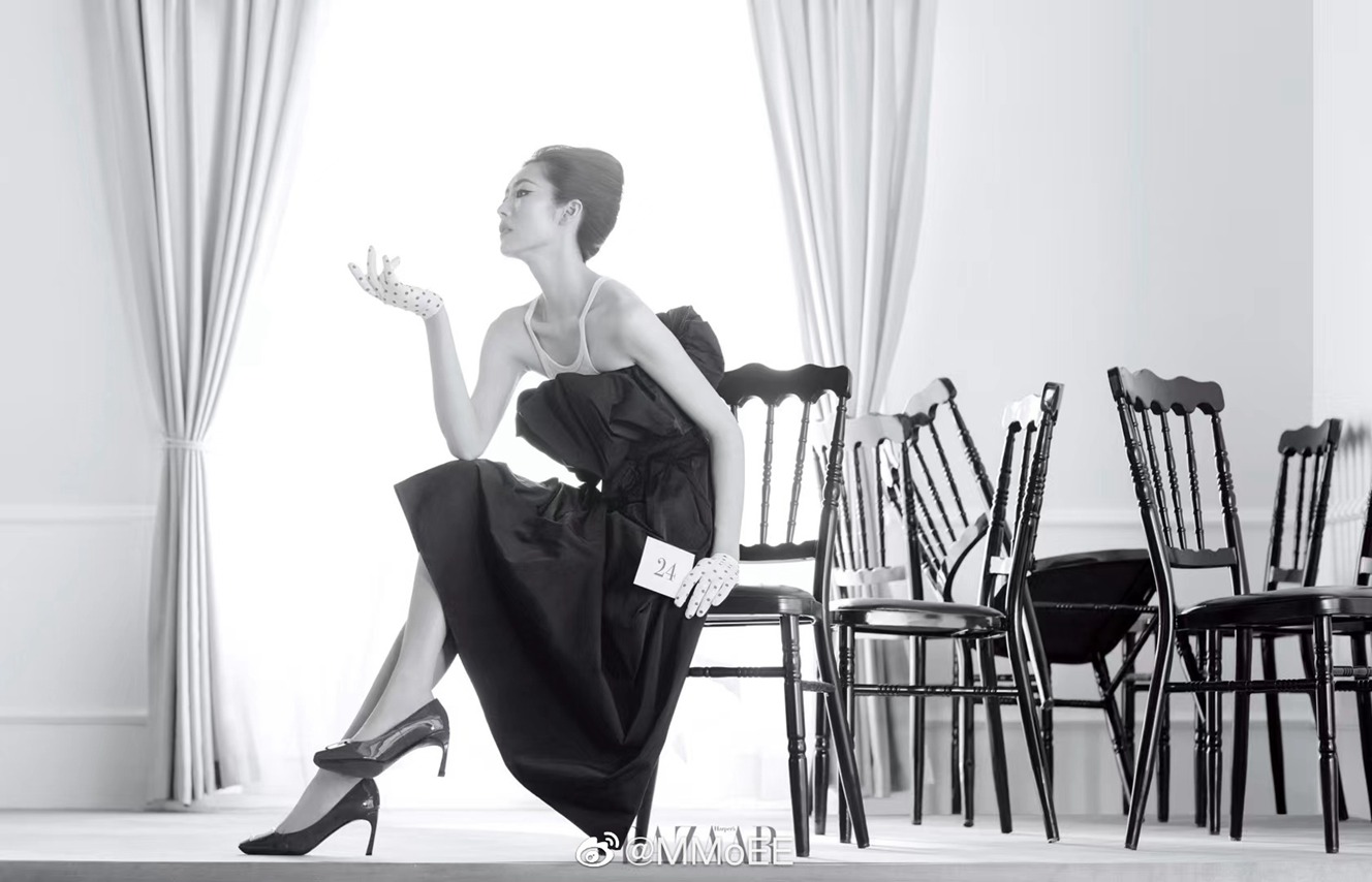 刘雯slay演绎芭莎T台秀回溯经典时髦风格