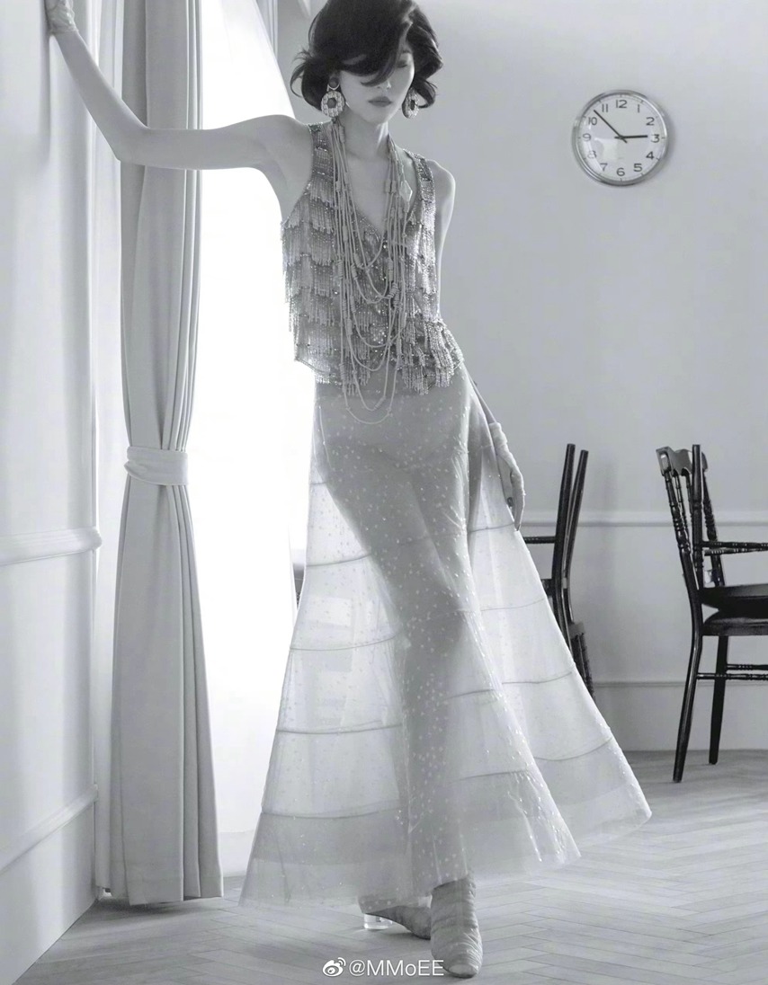 刘雯slay演绎芭莎T台秀回溯经典时髦风格