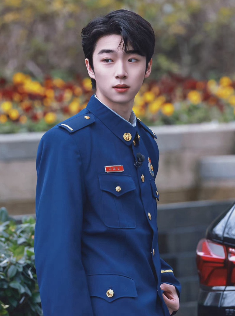 张嘉元《一往无前的蓝》消防员制服造型饭拍图