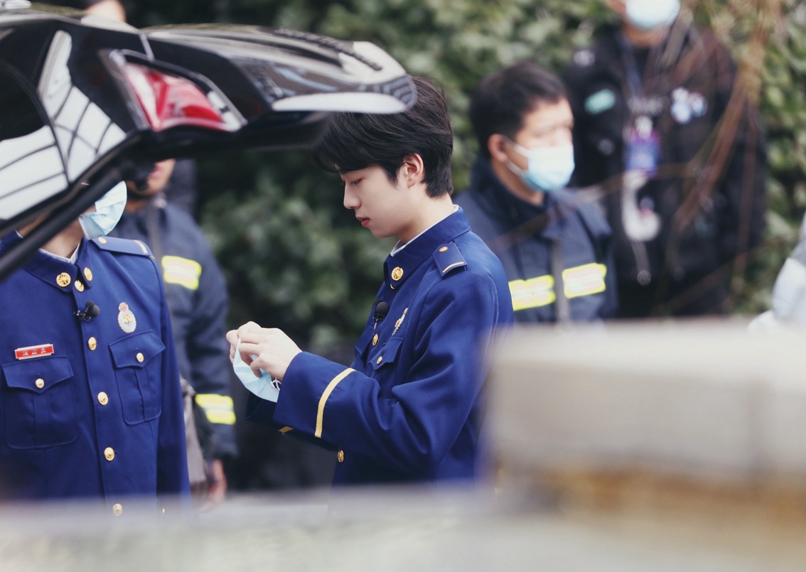 张嘉元《一往无前的蓝》消防员制服造型饭拍图