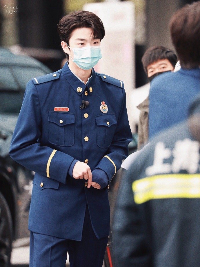 张嘉元《一往无前的蓝》消防员制服造型饭拍图