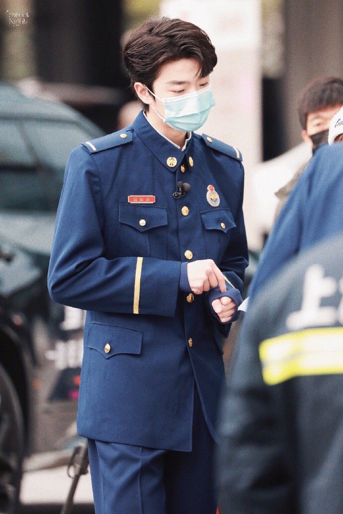 张嘉元《一往无前的蓝》消防员制服造型饭拍图