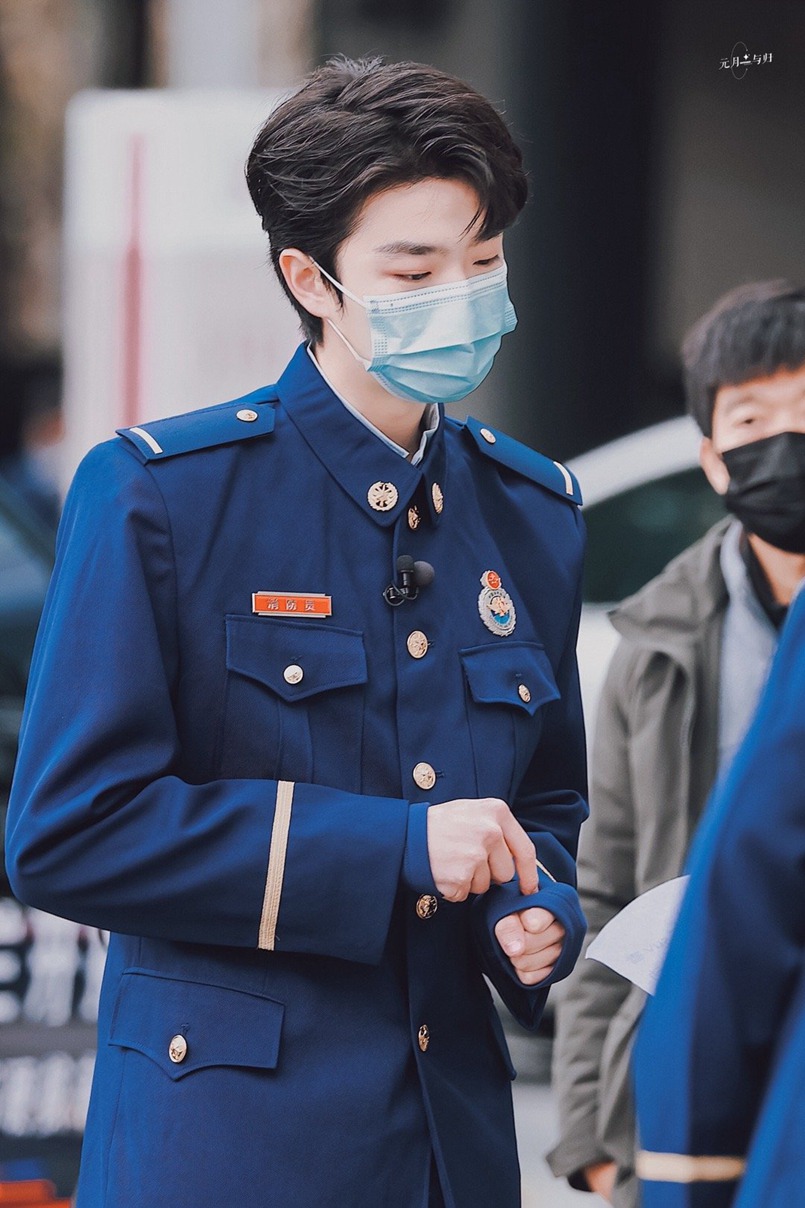 张嘉元《一往无前的蓝》消防员制服造型饭拍图