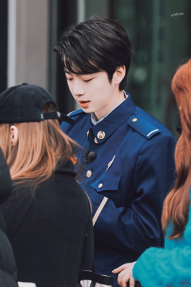 张嘉元《一往无前的蓝》消防员制服造型饭拍图