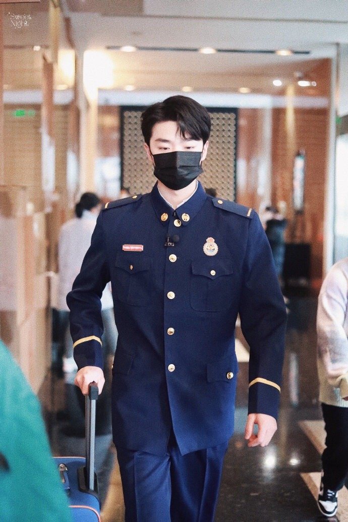 张嘉元《一往无前的蓝》消防员制服造型饭拍图