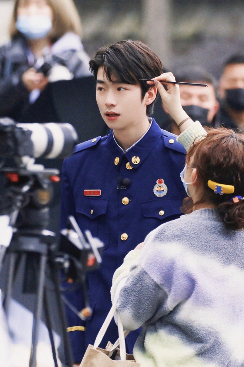 张嘉元《一往无前的蓝》消防员制服造型饭拍图