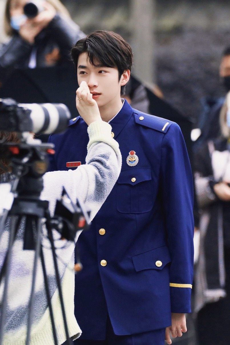 张嘉元《一往无前的蓝》消防员制服造型饭拍图