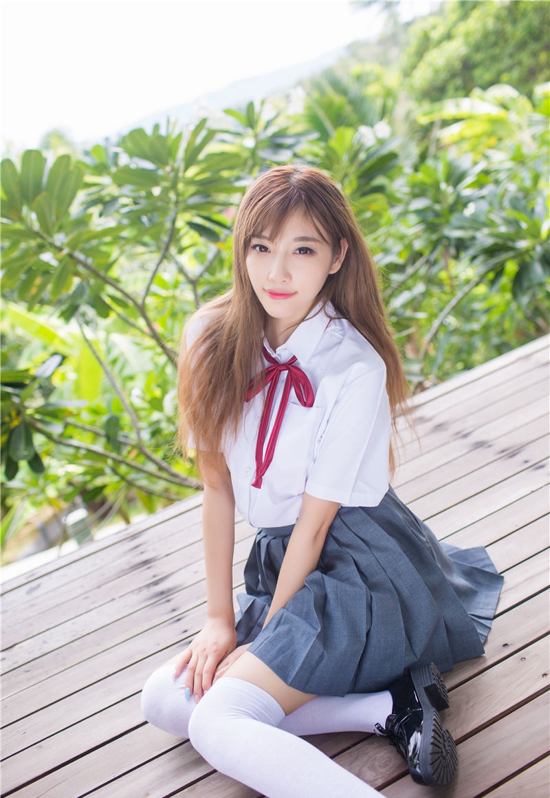 Beautyleg酷似Angelababy学生装丝袜美女