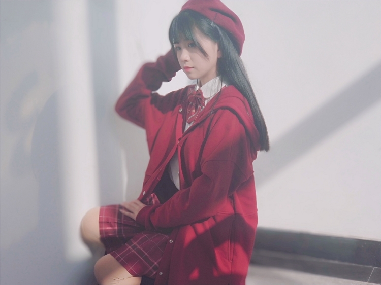 可爱梦幻美女萝莉红色制服黑丝美腿香艳朦胧诱惑写真图片