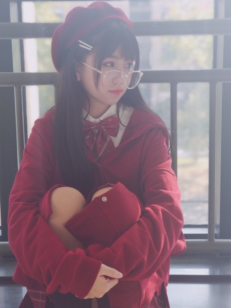 可爱梦幻美女萝莉红色制服黑丝美腿香艳朦胧诱惑写真图片