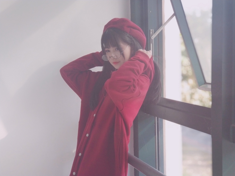 可爱梦幻美女萝莉红色制服黑丝美腿香艳朦胧诱惑写真图片