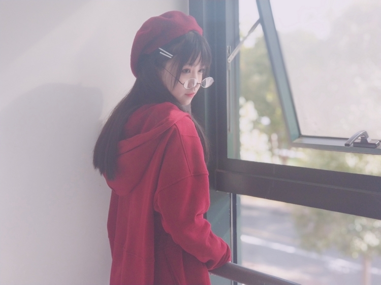 可爱梦幻美女萝莉红色制服黑丝美腿香艳朦胧诱惑写真图片