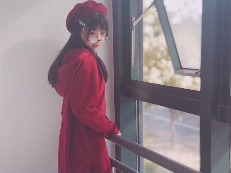 可爱梦幻美女萝莉红色制服黑丝美腿香艳朦胧诱惑写真图片