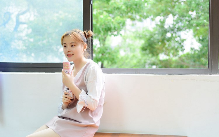 高跟长腿丝袜美女图片 白色旗袍显性感