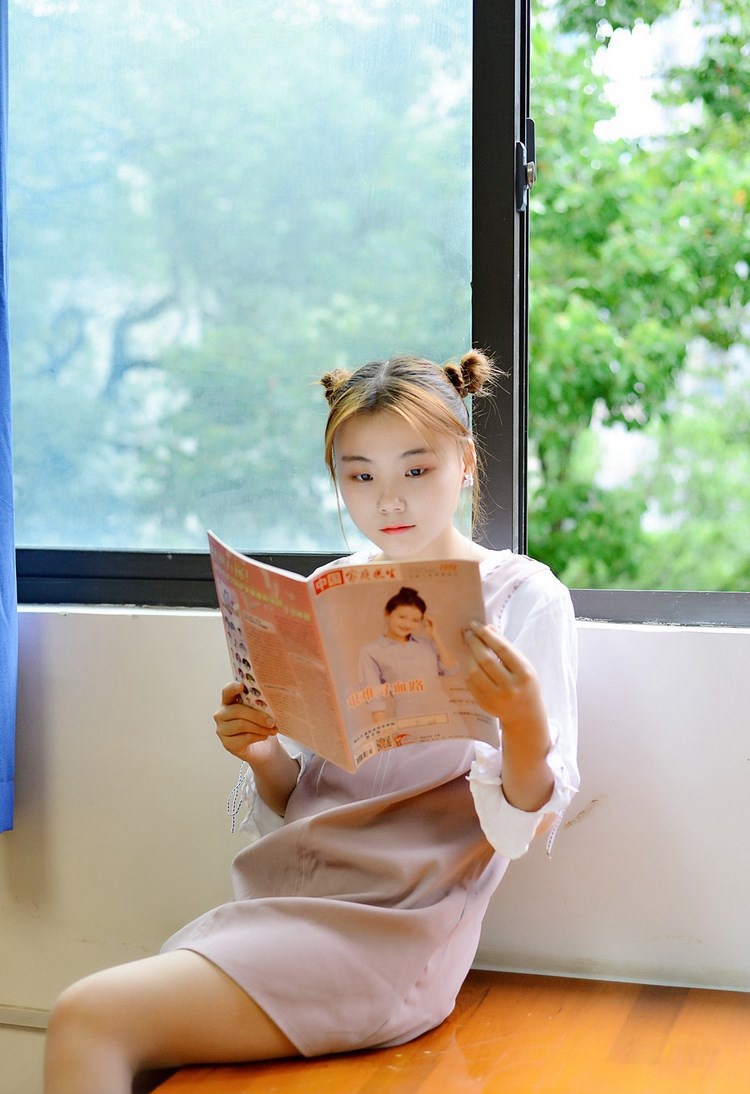 高跟长腿丝袜美女图片 白色旗袍显性感