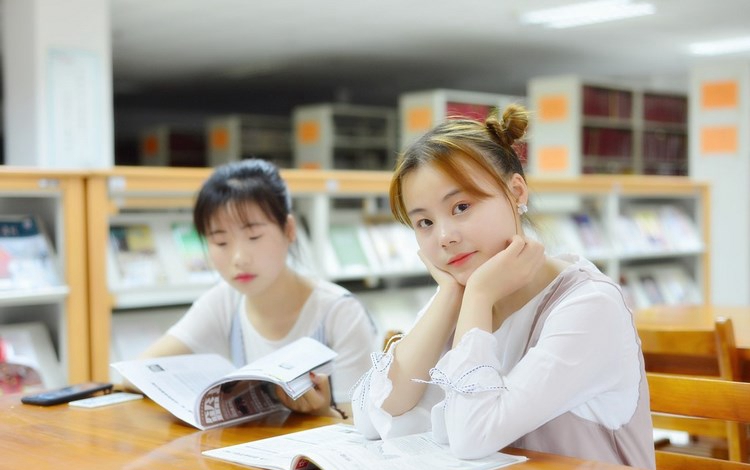 高跟长腿丝袜美女图片 白色旗袍显性感