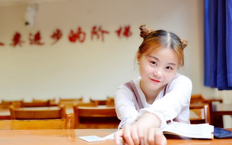 高跟长腿丝袜美女图片 白色旗袍显性感