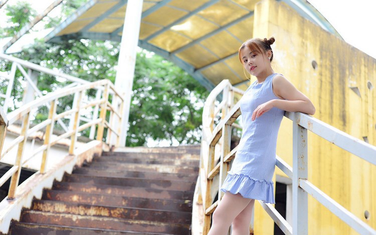 高跟长腿丝袜美女图片 白色旗袍显性感