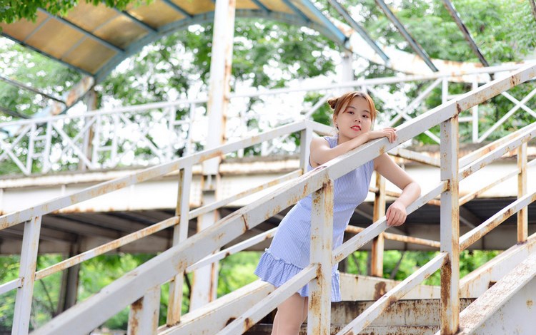 高跟长腿丝袜美女图片 白色旗袍显性感