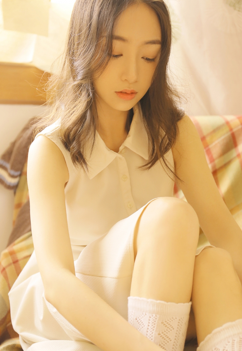 圆脸妹子白丝美腿个人写真摄影