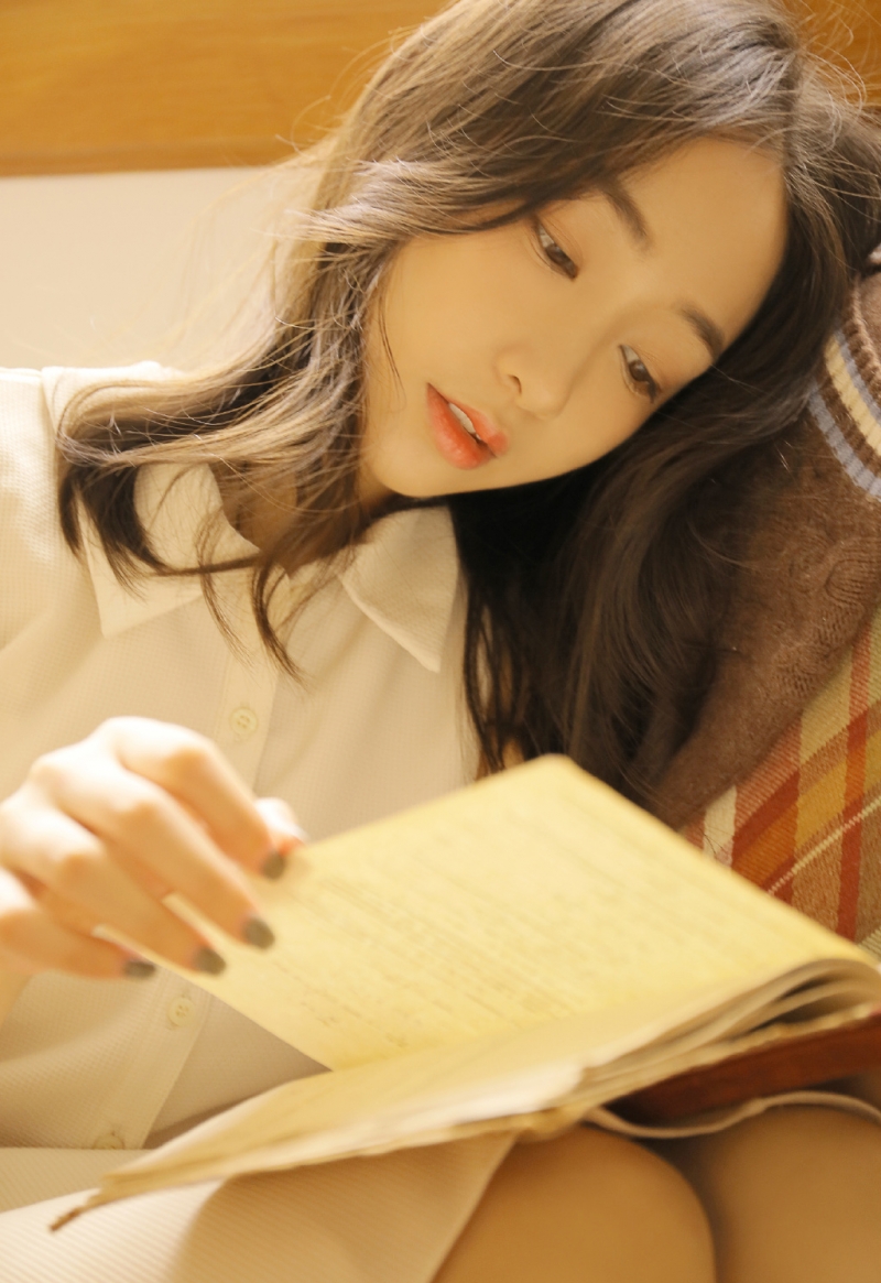 圆脸妹子白丝美腿个人写真摄影