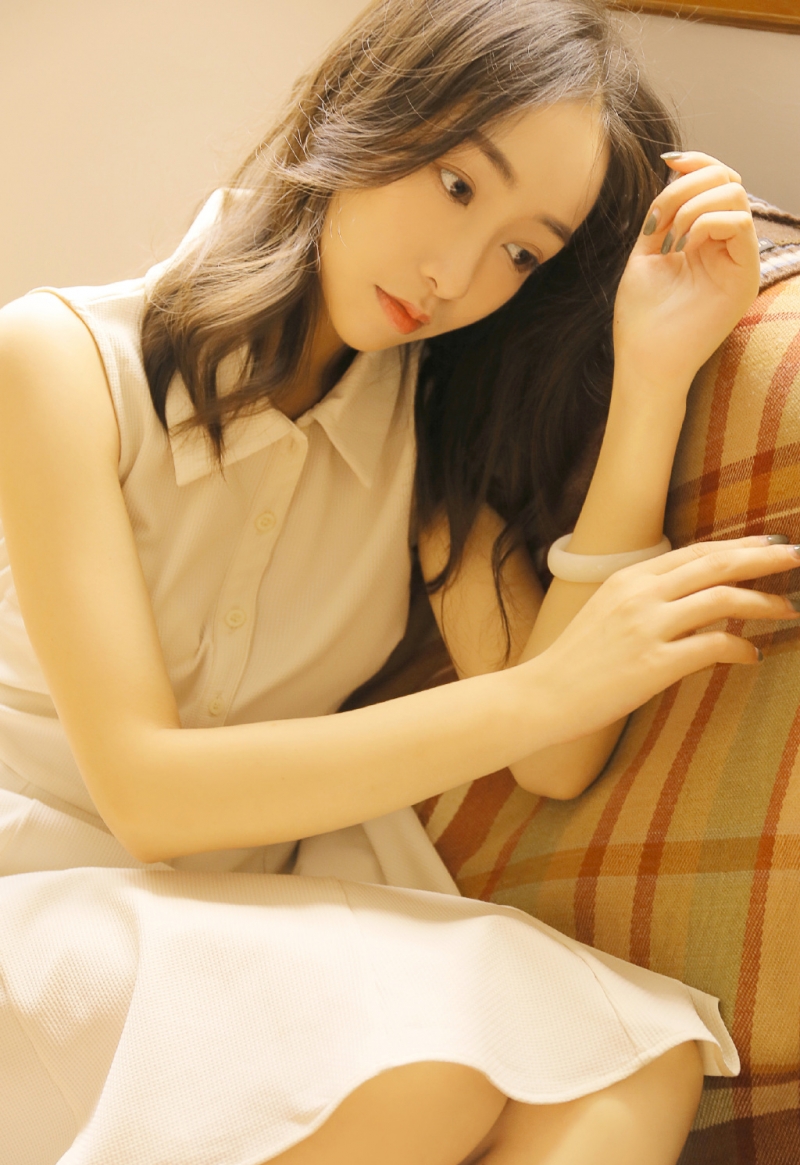 圆脸妹子白丝美腿个人写真摄影