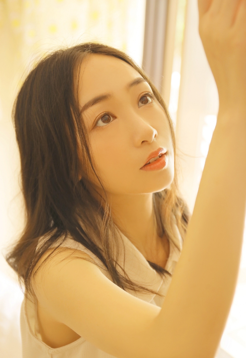 圆脸妹子白丝美腿个人写真摄影