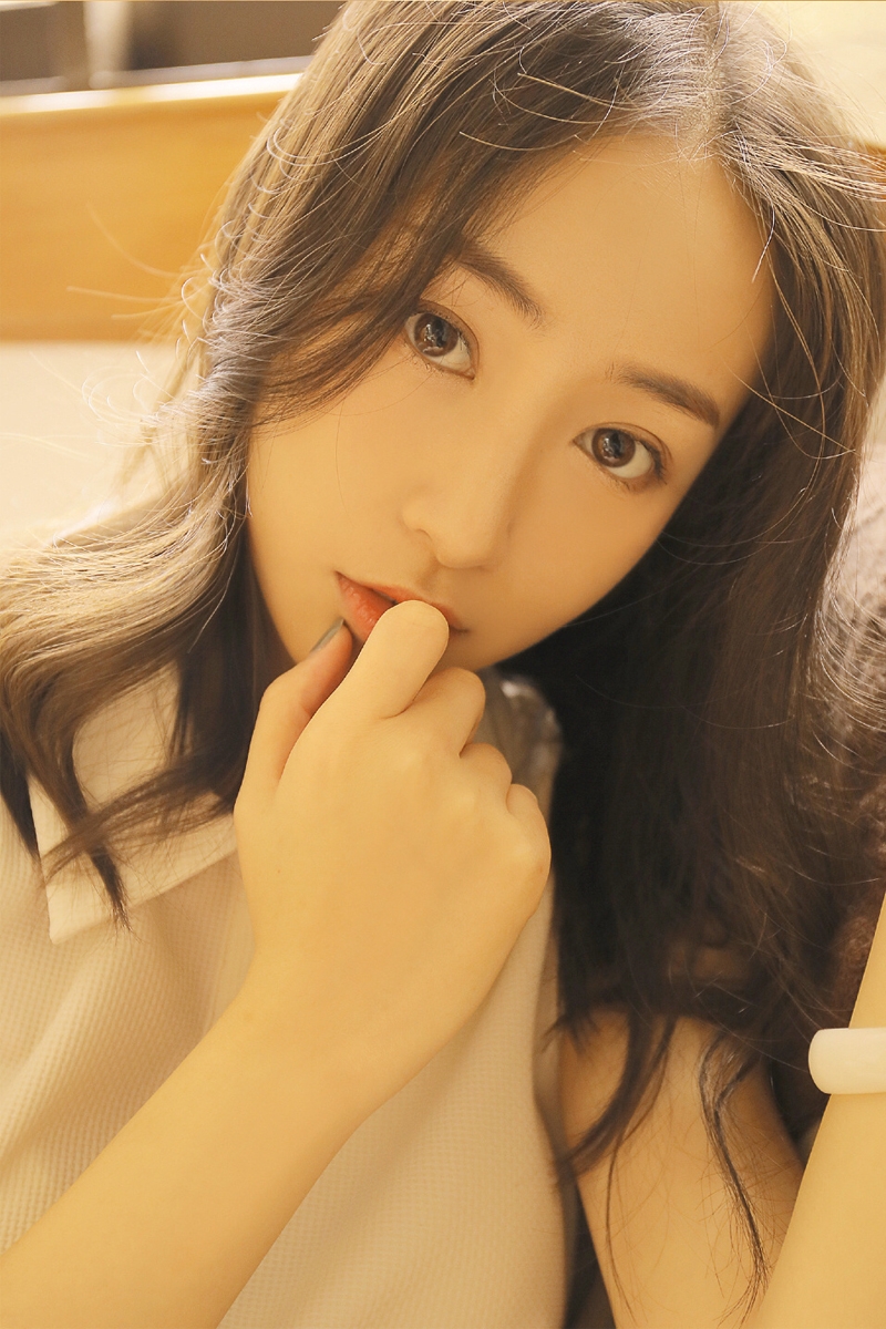 圆脸妹子白丝美腿个人写真摄影