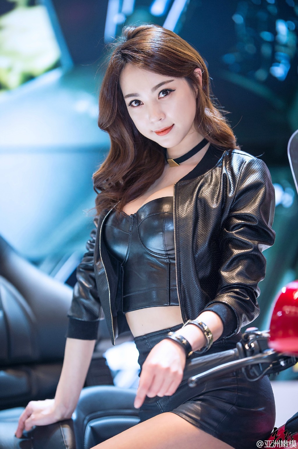 韩国丹凤眼大胸美女车模